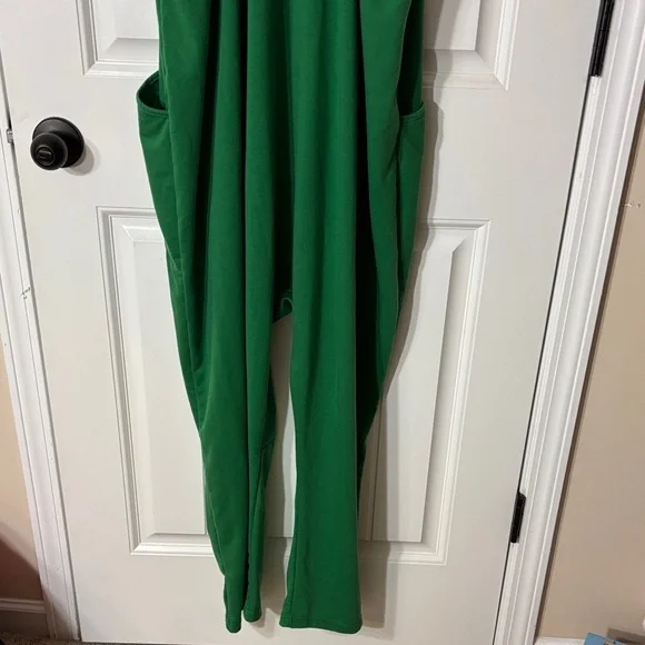 Chic Green Sleeveless Jumpsuit - Picture 4 of 6